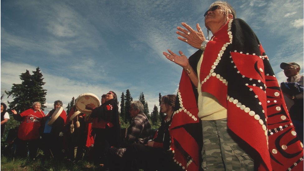 Indígenas cantan por la pesca del salmón