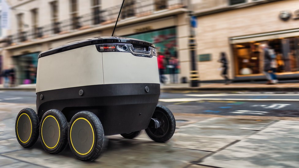 Беспилотный робот перемещается по лондонской улице