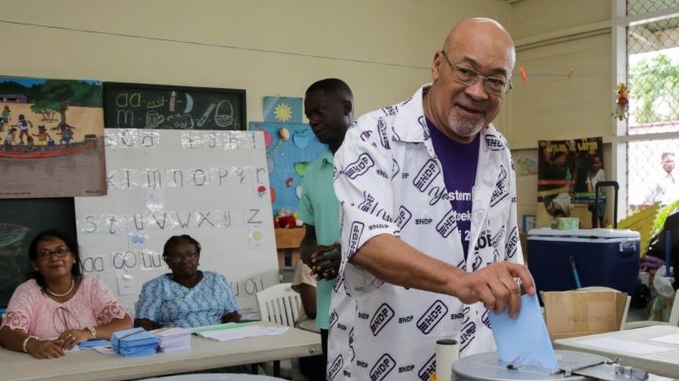 Президент Суринама Дези Боутерс из правящей Национально-демократической партии голосует во время парламентских выборов в Парамарибо, Суринам, 25 мая 2020 г.