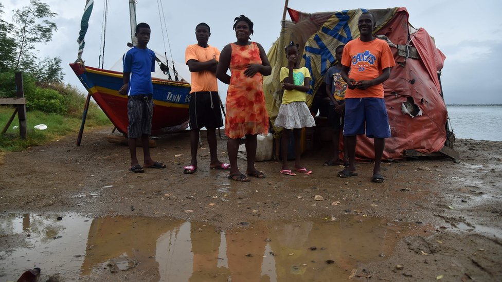 La fiebre tifoidea se contagia a través de agua y de alimentos contaminados con excrementos. Afectados por el huracán Irma en Haití.