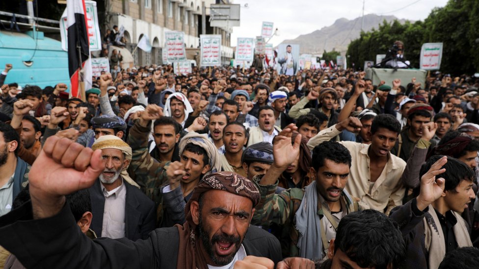 مجموعة من الأشخاص يخرجون في الشارع سيراً على الأقدام
