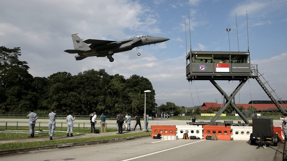 Истребитель F-15SG ВВС Республики Сингапур взлетает с временной взлетно-посадочной полосы во время учений RSAF в Сингапуре, 13 ноября 2016 г.