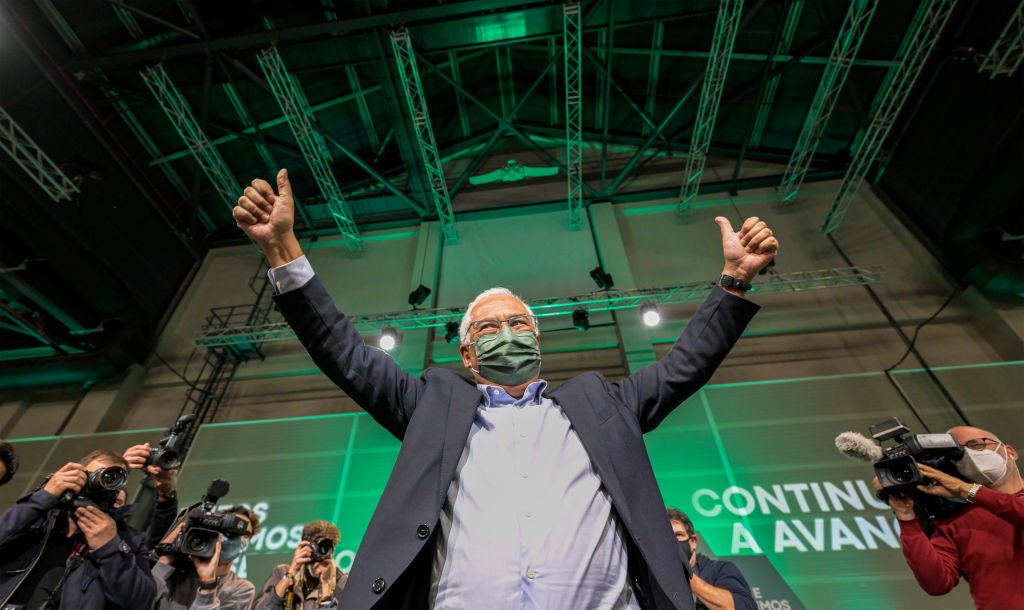 Imagen de Antonio Costa, primer ministro de Portugal, levantando las manos.