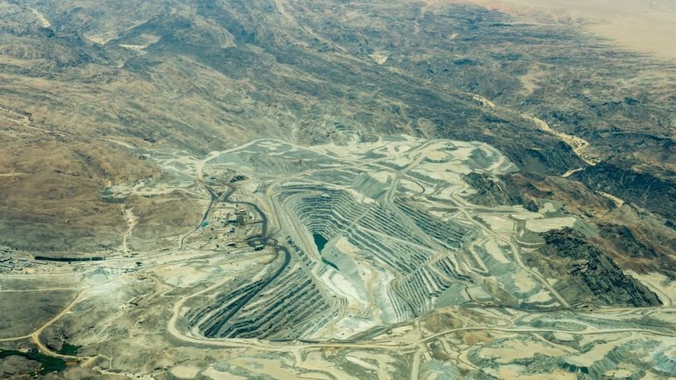La foto aérea en Sossusvlei de la mina de uranio Rossing en Namibia, la más antigua y una de las minas de uranio a cielo abierto más grandes del mundo.
