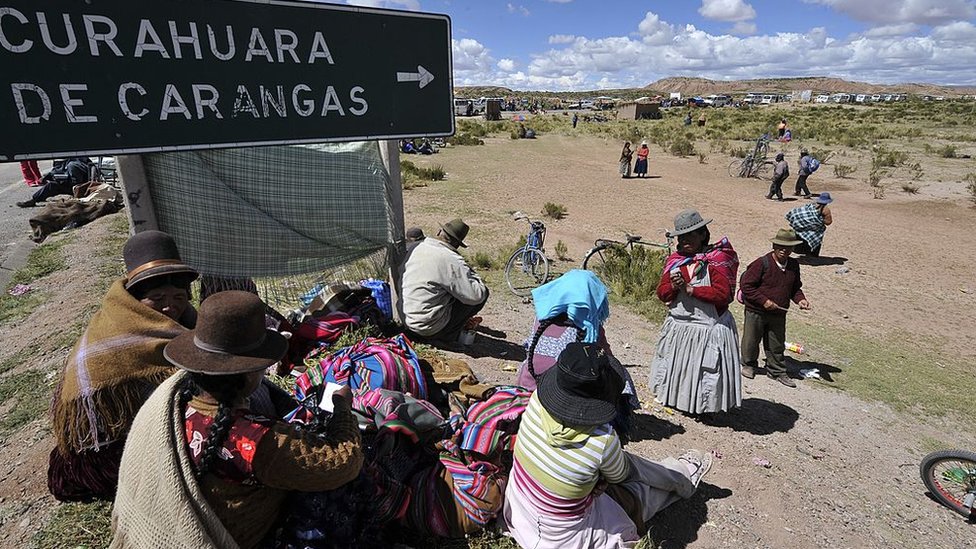 Trabajadores rurales indígenas aymaras bloqueando la carretera que conecta La Paz con Arica (Chile), cerca de Curahuara, Oruro, a unos 200 km al sureste de La Paz, en 2012.
