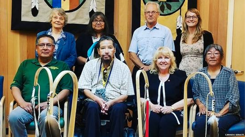 Линн Бейак (в первом ряду, вторая справа) встречается с комитетом мэра Sioux Lookout по установлению истины и примирению