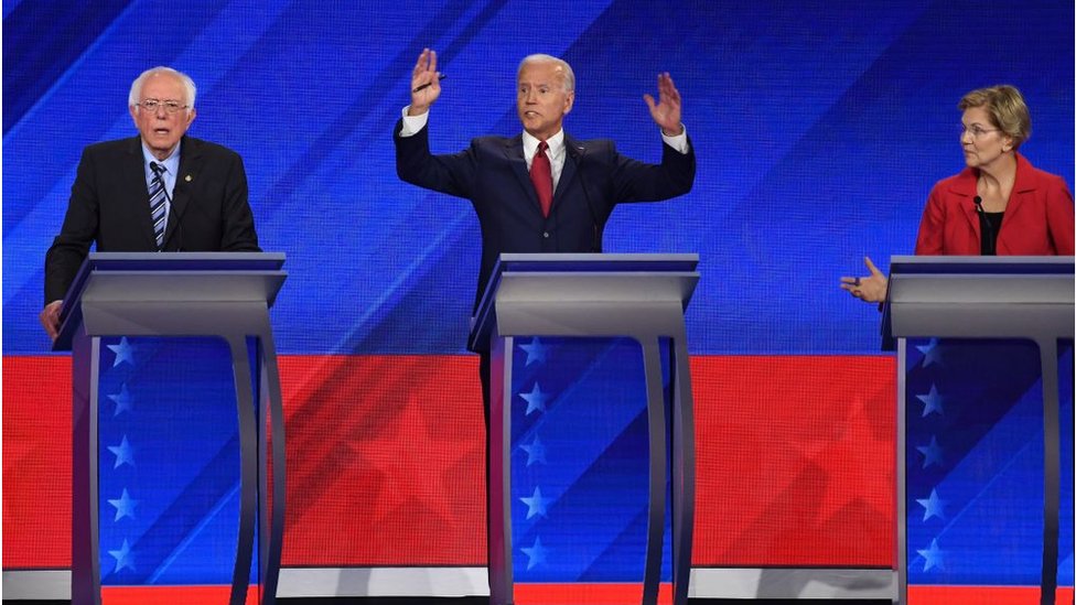 Bernie Sanders (izquierda), el exvicepresidente Joe Biden (centro) y Elizabeth Warren.