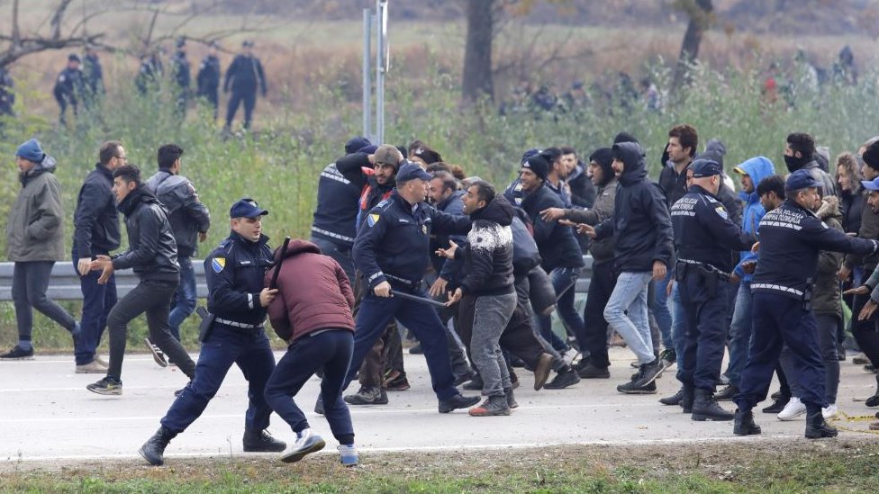 Боснийская полиция останавливает мигрантов в 200 метрах от границы