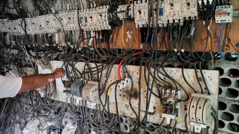Lübnan'daki ekonomik kriz, elektrik sıkıntıların yol açtı ve birçok kişi özel jenaratörlere bağımlı habe geldi.