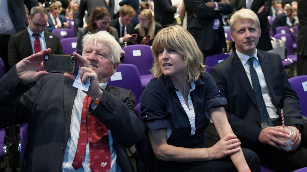 Stanley Johnson, junto a sus hijos Rachel y Jo, cuando Boris Johnson fue elegido líder del Partido Conservador.