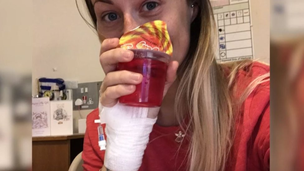 Tras la operación, Hannah pudo volver a comer sólidos. Hannah muestra la primera gelatina que comió en el hospital tras la operación.