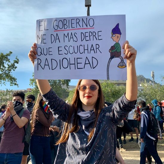 Los Ingeniosos Carteles Que Protagonizan Las Protestas En Chile