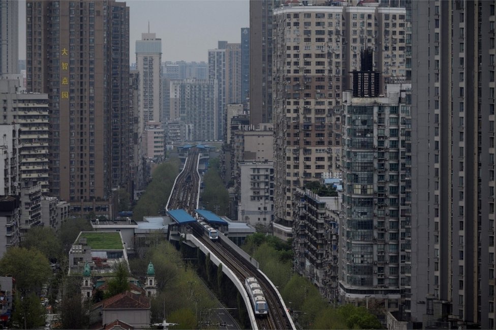 Общий снимок показывает здания в Ухане, в центральной провинции Китая Хубэй, 28 марта 2020 года.