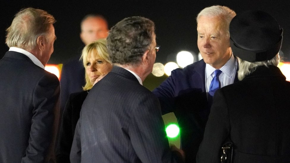 وصل الرئيس الأمريكي جو بايدن والسيدة الأولى جيل بايدن إلى مطار ستانستيد لحضور جنازة الملكة