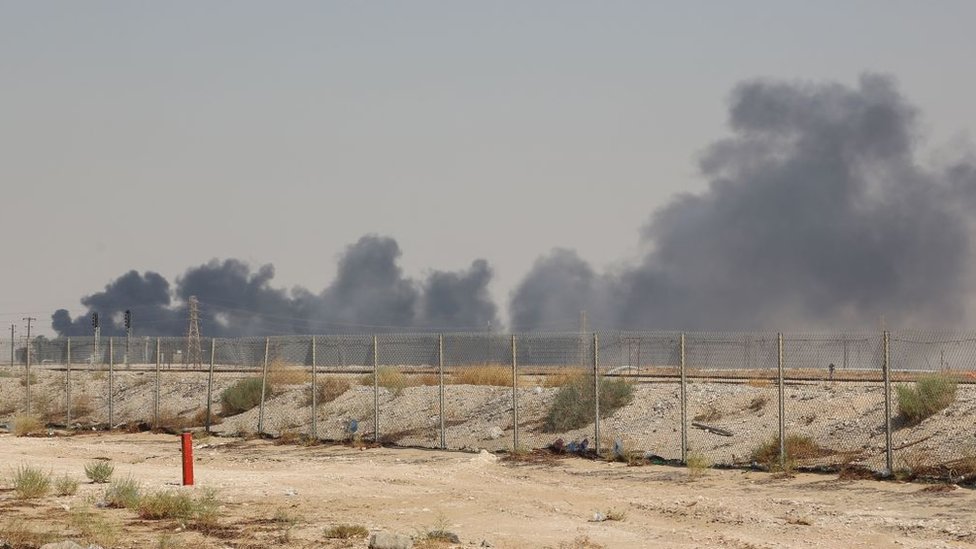 Imagen del humo causado por el incendio de las instalaciones petroleras sauditas atacadas en 2019.