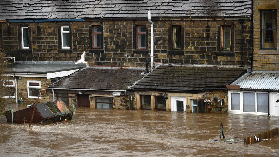 Затопленные дома в Митхольмройде, Западный Йоркшир, после шторма Сиара