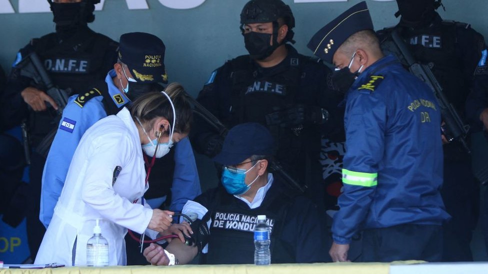 El expresidente hondureño Juan Orlando Hernández es examinado por médicos el día de su arresto