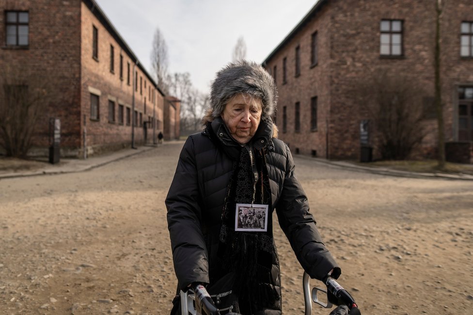 Пережившая Холокост Мириам Циглер посещает место бывшего немецкого нацистского лагеря смерти Освенцим