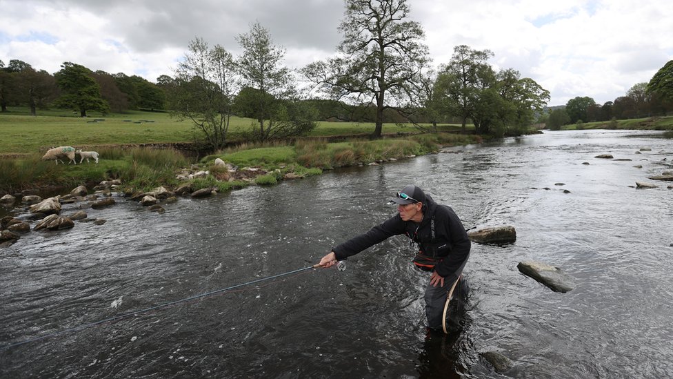 В реке Дервент замечен мужчина, ловящий рыбу нахлыстом