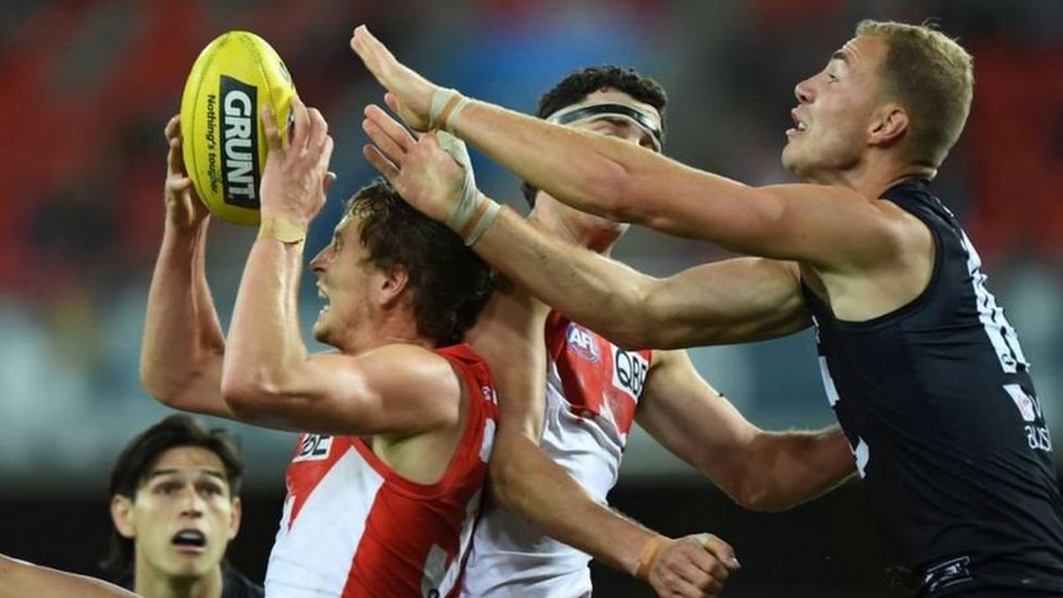 أكدت دراسة أجريت عام 2018 على 25 لاعبا سابقا في الدوري الاسترالي لكرة القدم أن الكثيرين منهم تعرضوا لإعاقات حادة بعد تقاعدهم