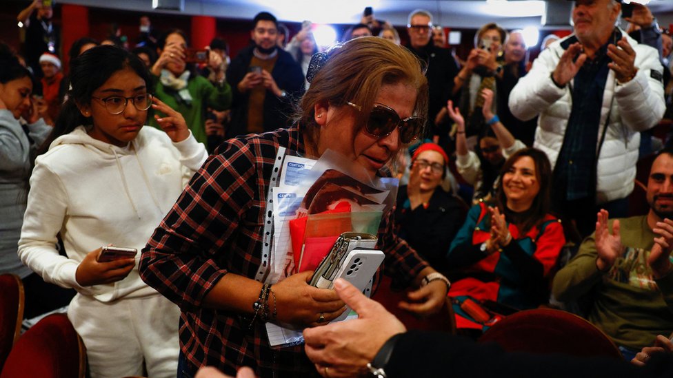 Perla saliendo del salón del Teatro Real donde se estaba llevando a cabo el sorteo