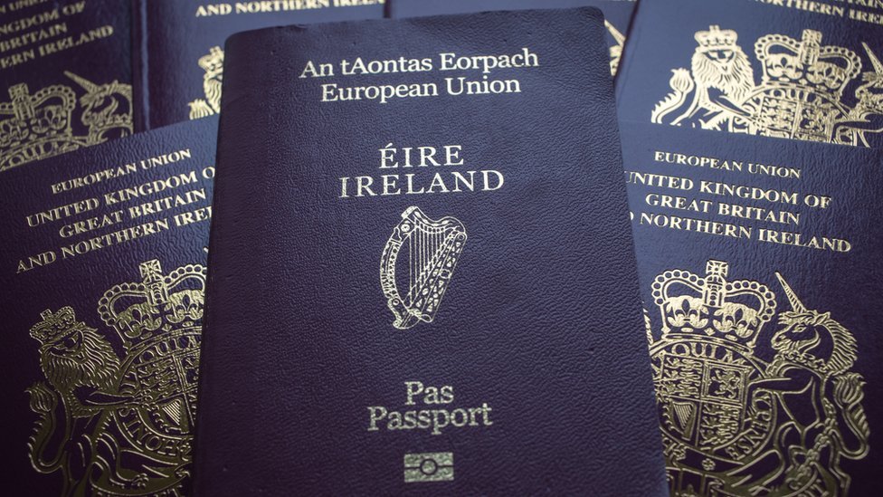 Pasaportes irlandeses y británicos.