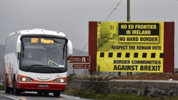 Cartel con protesta sobre la frontera dura en Irlanda.