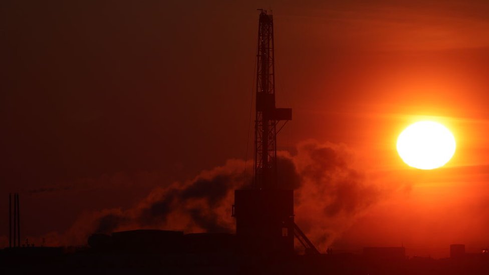 Vista da plataforma petrolífera da Rosneft perfurando o primeiro poço de exploração na Baía de Khatanga, na Rússia