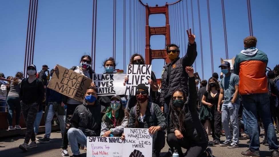 Протестующие на мосту Золотые ворота в Сан-Франциско. Фото: 6 июня 2020 г.
