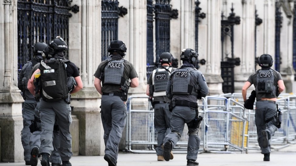 Policías armados arribaron a la sede del Parlamento tras el incidente de este miércoles. Policías armados arribaron a la sede del Parlamento tras el incidente de este miércoles.