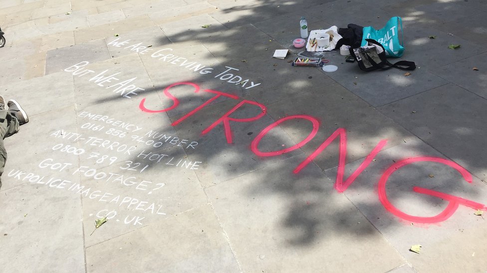 На тротуаре на площади Альберта написано сообщение: «Сегодня мы скорбим, но мы сильны»