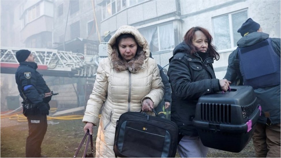 基輔居民撤離被炮擊建築物