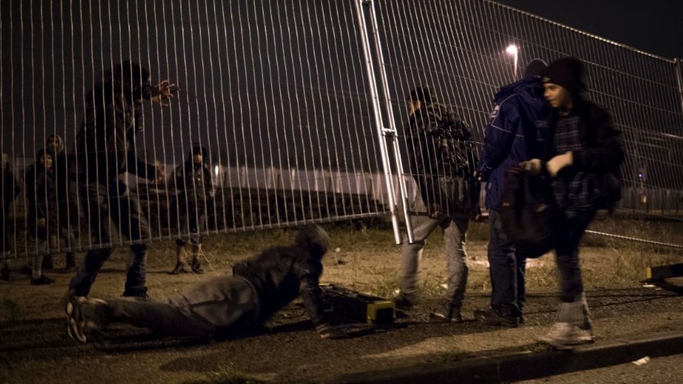 Мигранты лезут под забор