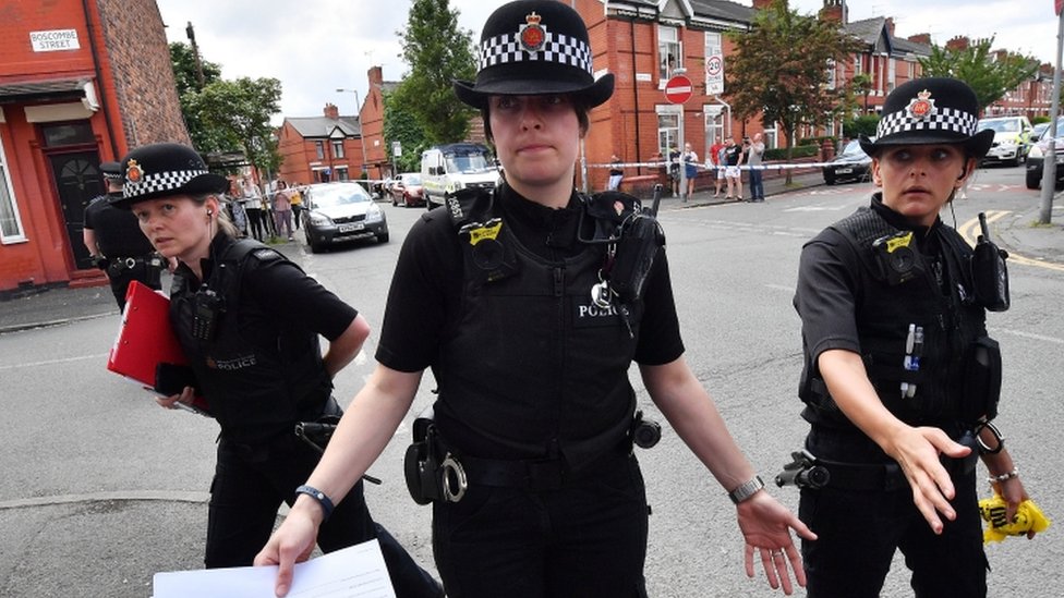 El sábado, la policía allanó una propiedad en el área de Moss Side, en el sur de Manchester. El sábado, la policía allanó una propiedad en el área de Moss Side de Manchester.