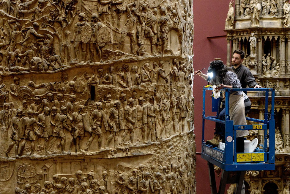 Londra'daki Victoria and Albert Müzesi'nde bir konservatör, bir sergi öncesi Traianus Sütunu'nun kalıbı üzerinde çalışırken.