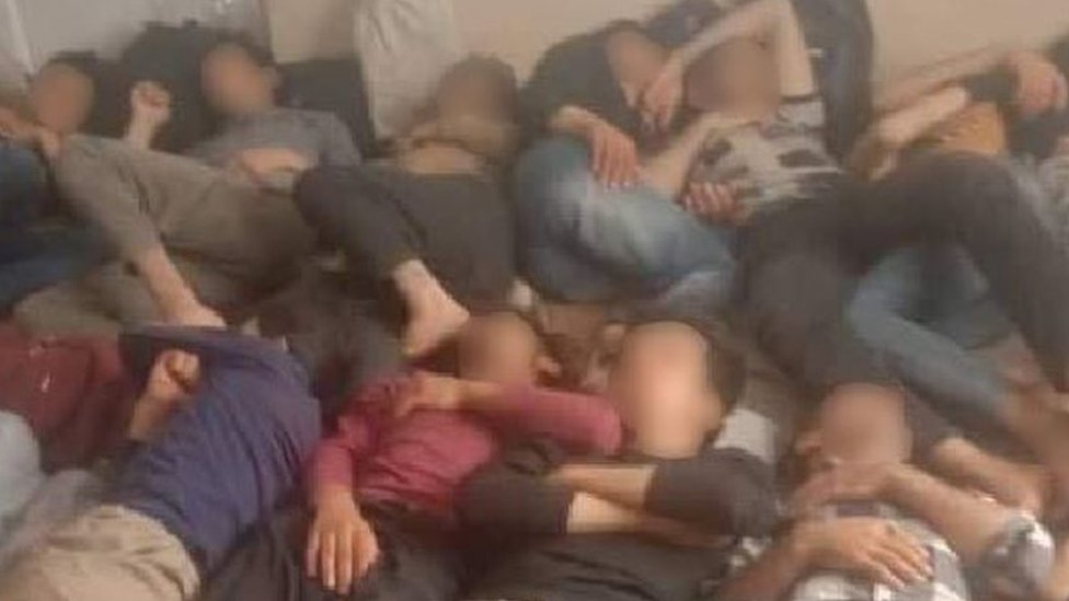 Migrantes afegãos dormindo em um quarto lotado