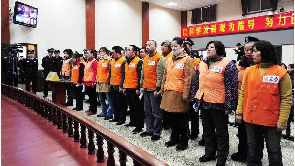 Acusados por tráfico em Wuhan, na província de Hubei