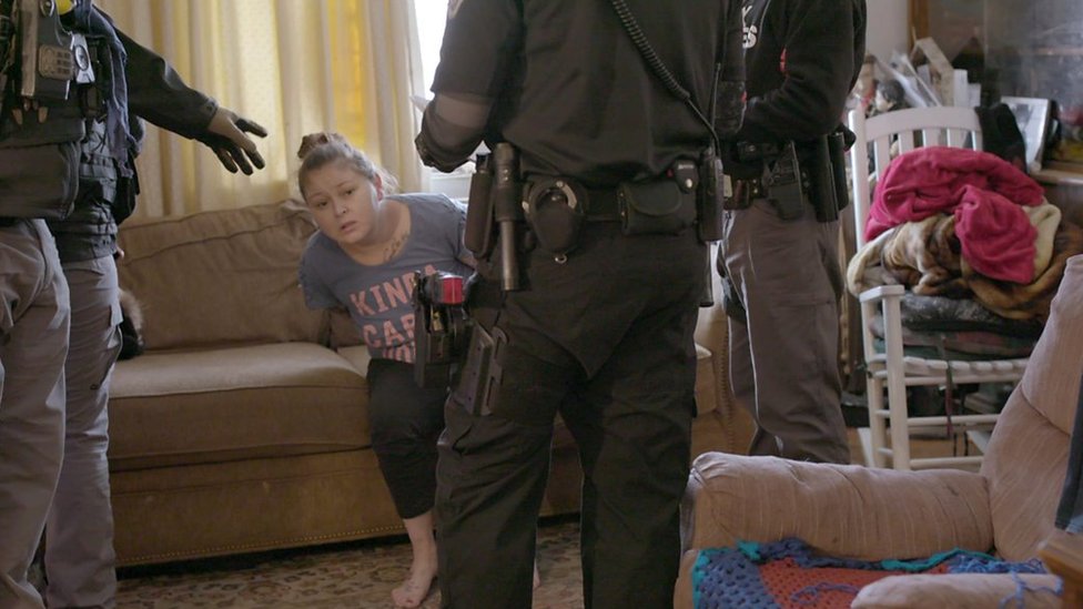 "Cazafugitivos" arrestan a Keri en casa de su abuela.