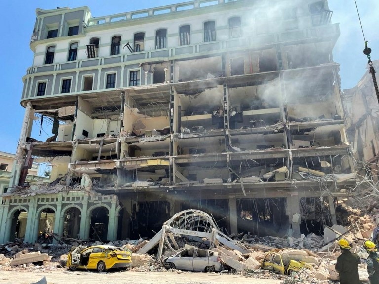 Escombros tras la explosión en el hotel Saratoga