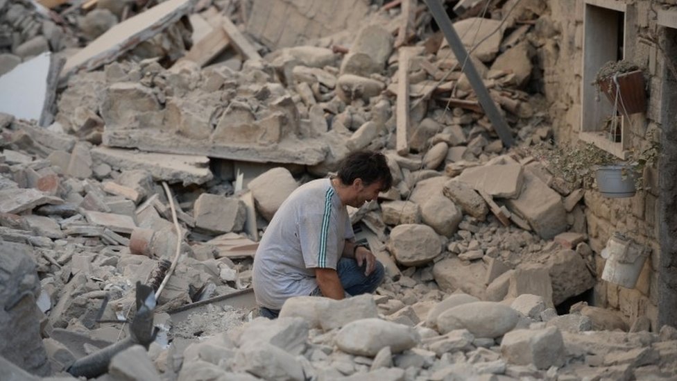 Мужчина реагирует на свой разрушенный дом после сильного землетрясения в Аматриче 24 августа 2016 года