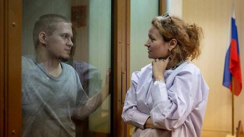 Aktivis anti-perang Rusia Dima Ivanov (kiri) dengan pengacaranya Maria Eismont.