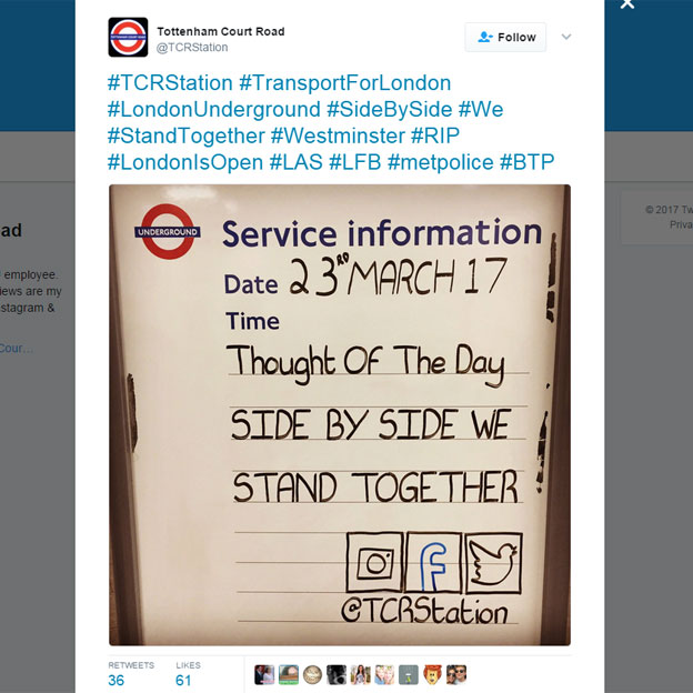 Cartel de información en la estación de Tottenham Court Road Cartel de información en la estación de Tottenham Court Road