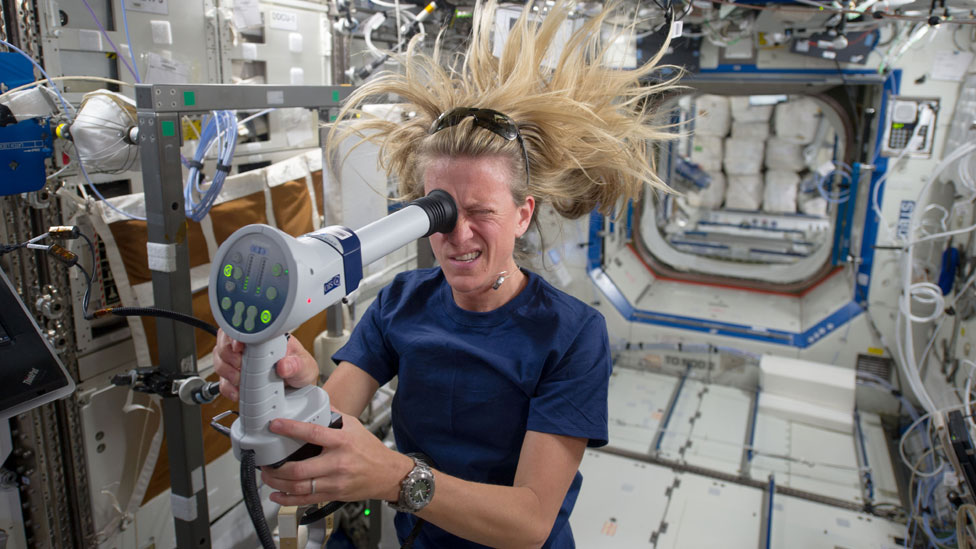 La astronauta Karen Nyberg haciéndose una prueba de visión