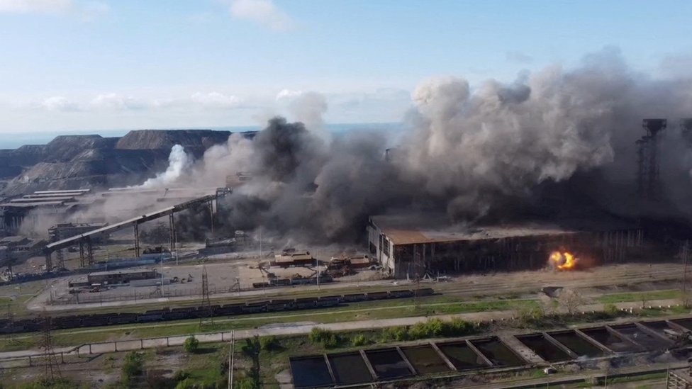 烏克蘭亞速團發佈的錄像顯示，馬里烏波爾鋼鐵廠遭到炮擊。