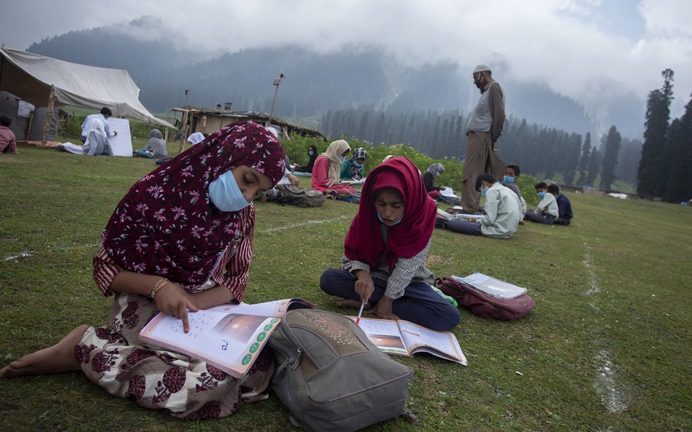 Escuela al aire libre en Cachemira durante la pandemia