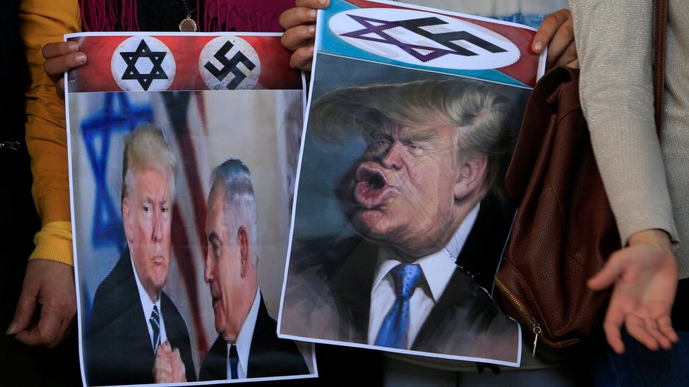 متظاهرون فلسطينيون يحملون صور ساخرة من ترامب ونتنياهو