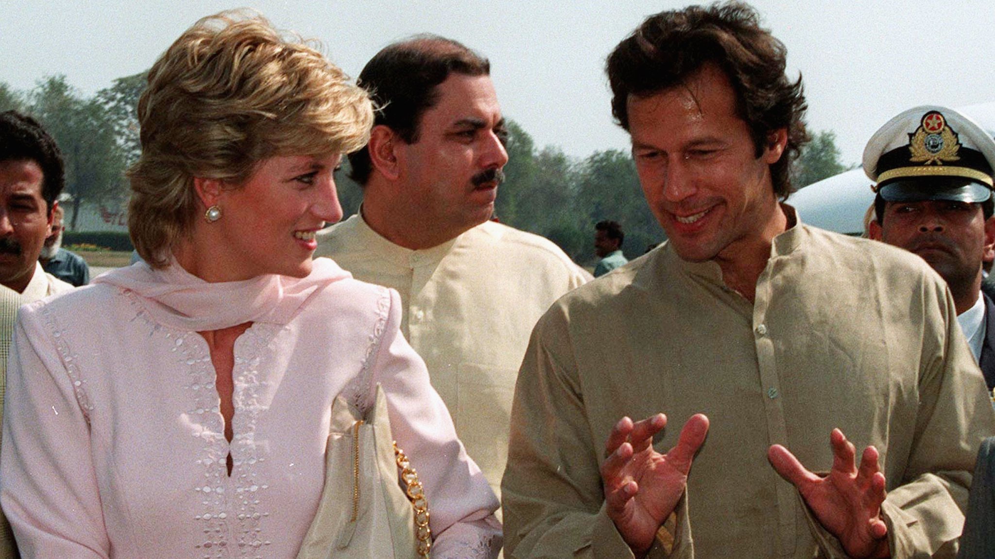 Khan se encontró en varias oportunidades con personalidades británicas como la princesa Diana de Gales. Imran Khan y la princesa Diana