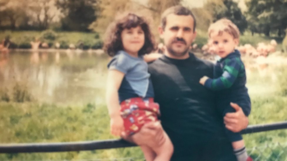 Давуд Гадами (справа) с отцом и сестрой