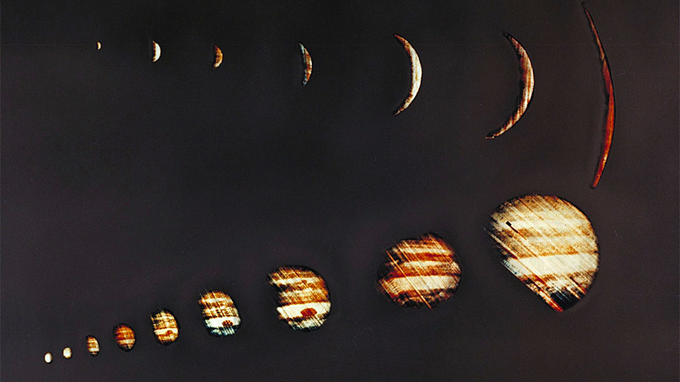 En diciembre 4 de 1973, la sonda Pioneer 10 de NASA envió imágenes de Júpiter de tamaño cada vez mayor.