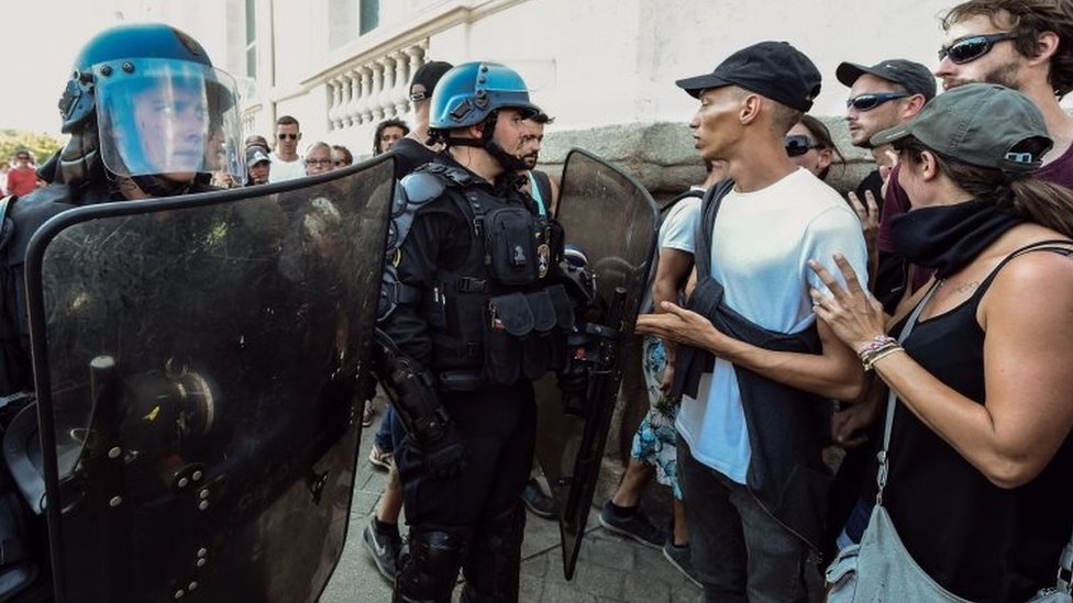 ОМОН разговаривает с людьми во время митинга в Нанте по поводу смерти Стива Майя Канису